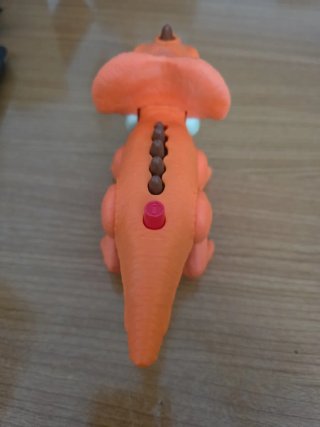 Dinosaurio naranja de juguete