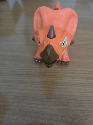 Dinosaurio naranja de juguete
