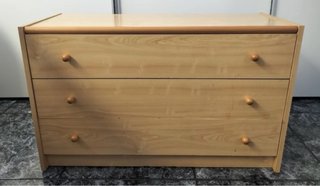 Cajonera de madera clara