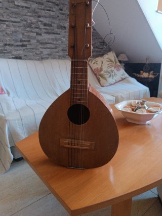 Bandurria antigua de madera