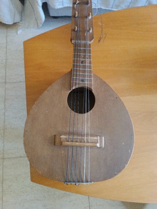 Bandurria antigua de madera