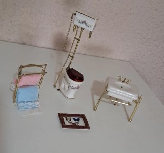 Set da bagno in miniatura per casa delle bambole