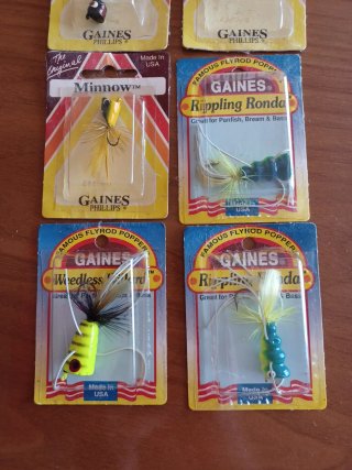 Lote 100.  8 paquetes de pesca Gaines Poppers