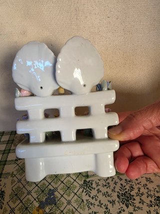 Figura de porcelana con palomas y rosas