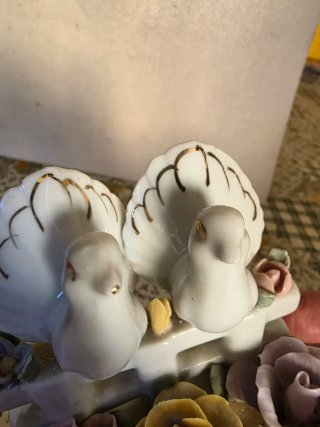 Figura de porcelana con palomas y rosas