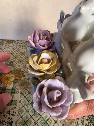 Figura de porcelana con palomas y rosas