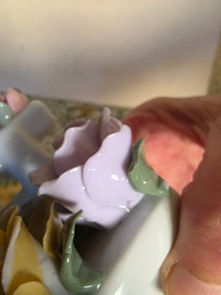 Figura de porcelana con palomas y rosas