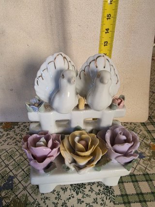 Figura de porcelana con palomas y rosas