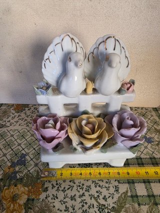 Figura de porcelana con palomas y rosas