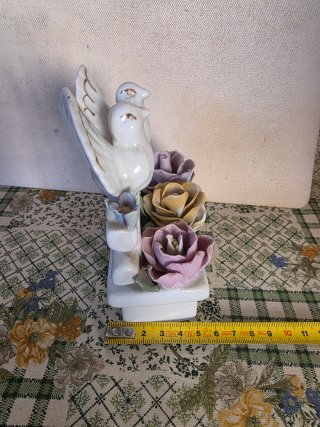 Figura de porcelana con palomas y rosas