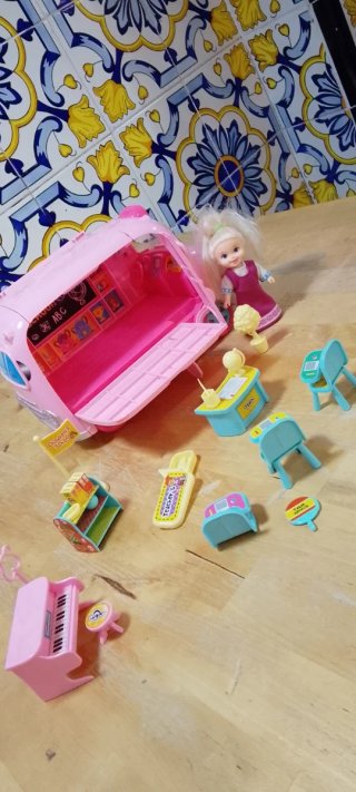 Autobús escolar rosa de juguete