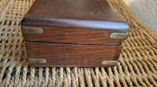 Cajita de madera con incrustaciones