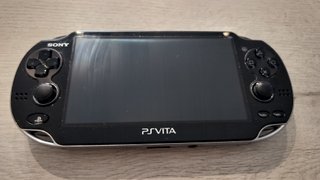 PS Vita PCH-1104 Negra 16GB Caja Starter Kit