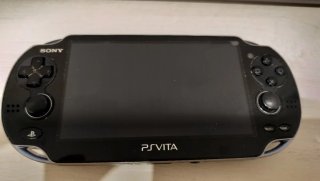 PS Vita PCH-1104 Negra 16GB Caja Starter Kit