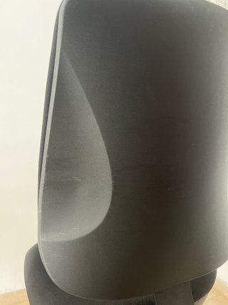 Silla de oficina ergonómica negra con ruedas