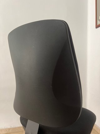 Silla de oficina ergonómica negra con ruedas