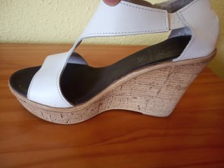 Sandalias de piel blancas Cómodos,no pesan.