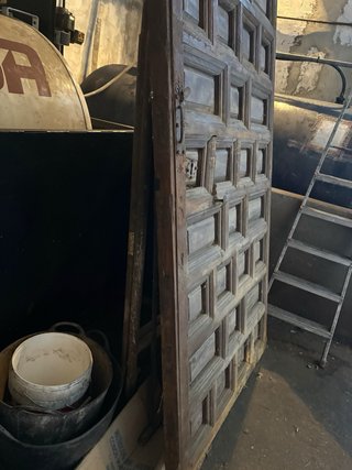 Puerta antigua de madera tallada
