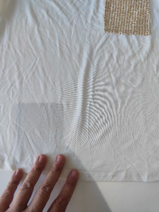 Blusa branca com bolso de lantejoulas douradas