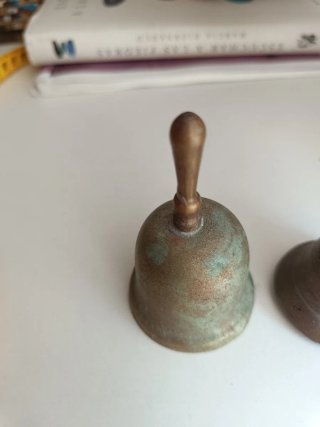 Antiguas campanillas de mesa doradas