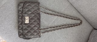 Bolso de mano gris plateado imitación a serpiente