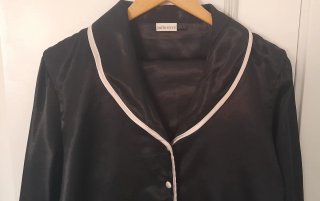 Pijama elegante satinado negro de mujer