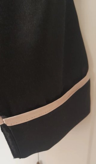 Pijama elegante satinado negro de mujer