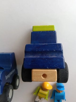 Coches de madera con muñecos Imaginarium