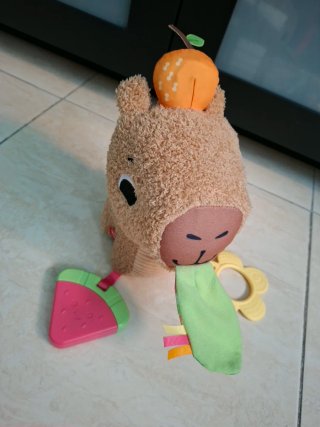 Peluche Capibara Fisher Price con Sonajero