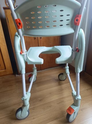 Silla de ducha con ruedas