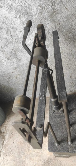 Balanza antigua de hierro