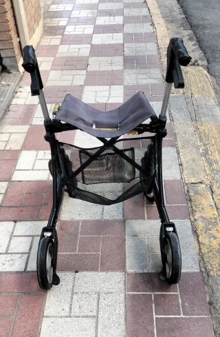 Andador con asiento y cesta