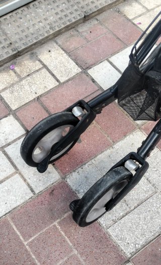 Andador con asiento y cesta