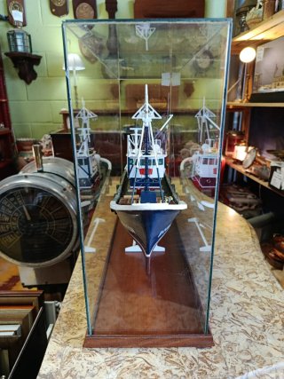 MAQUETA DE BARCO PESQUERO EN VITRINA