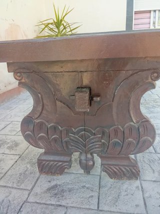 Mesa de madera oscura