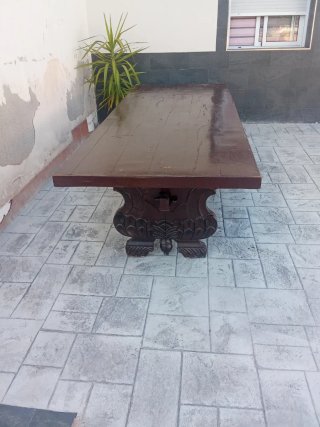 Mesa de madera oscura