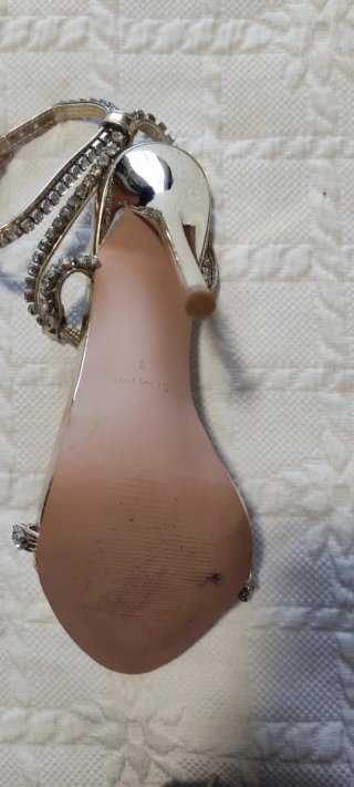 Tacones dorados Simmi London pedrería