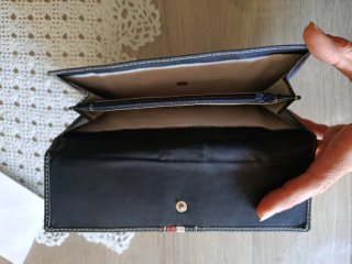 Monedero tarjetero de piel negro con detalles rojo