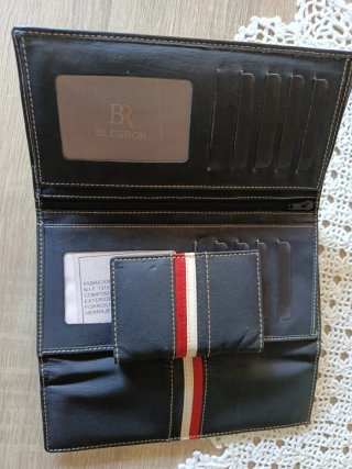 Monedero tarjetero de piel negro con detalles rojo