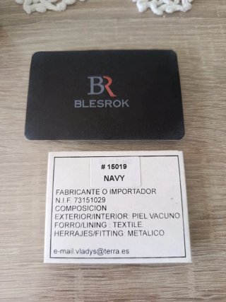 Monedero tarjetero de piel negro con detalles rojo