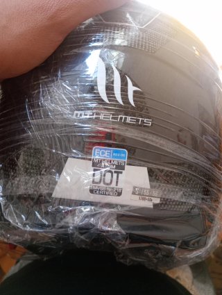 Casco de moto negro y gris
