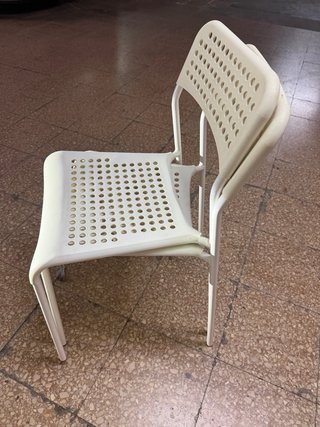 Par de sillas de plástico blancas