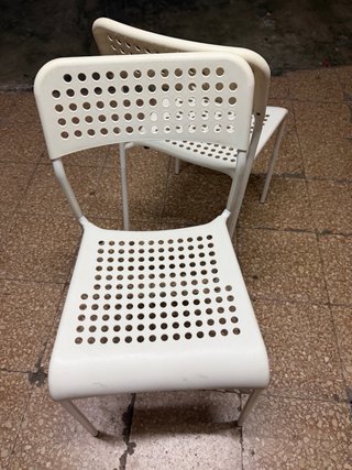 Par de sillas de plástico blancas