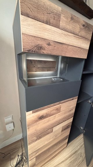 Mueble con vitrina con interior luz led