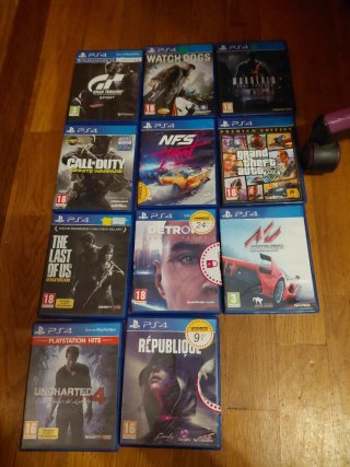 PlayStation 4 + 2 controller + set di giochi