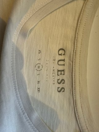 T-shirt Guess branca com logo
