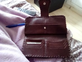 Cartera de cuero con pequeñas ralladuras por roze