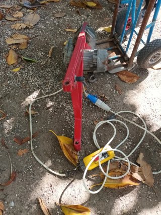 Pluma de obra con polipasto eléctrico