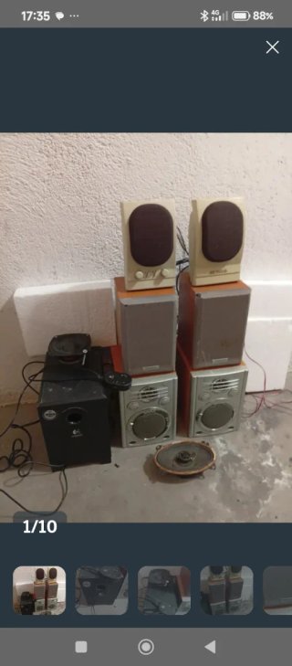Lote de altavoces beige y grises