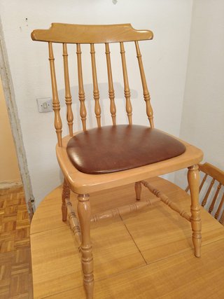 Mesa redonda de madera y 6 sillas